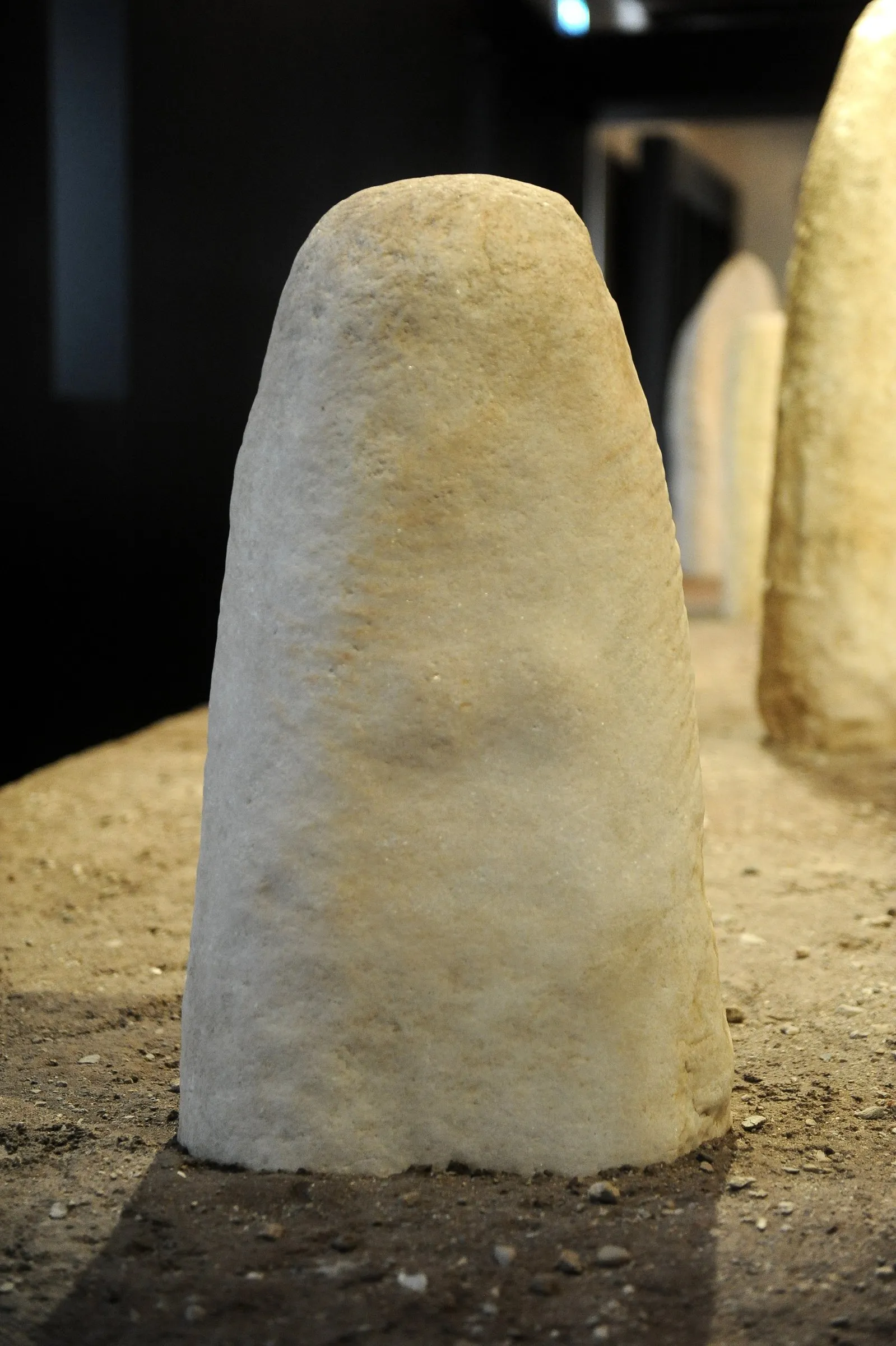 Arco III, statua stele femminile in marmo, fronte