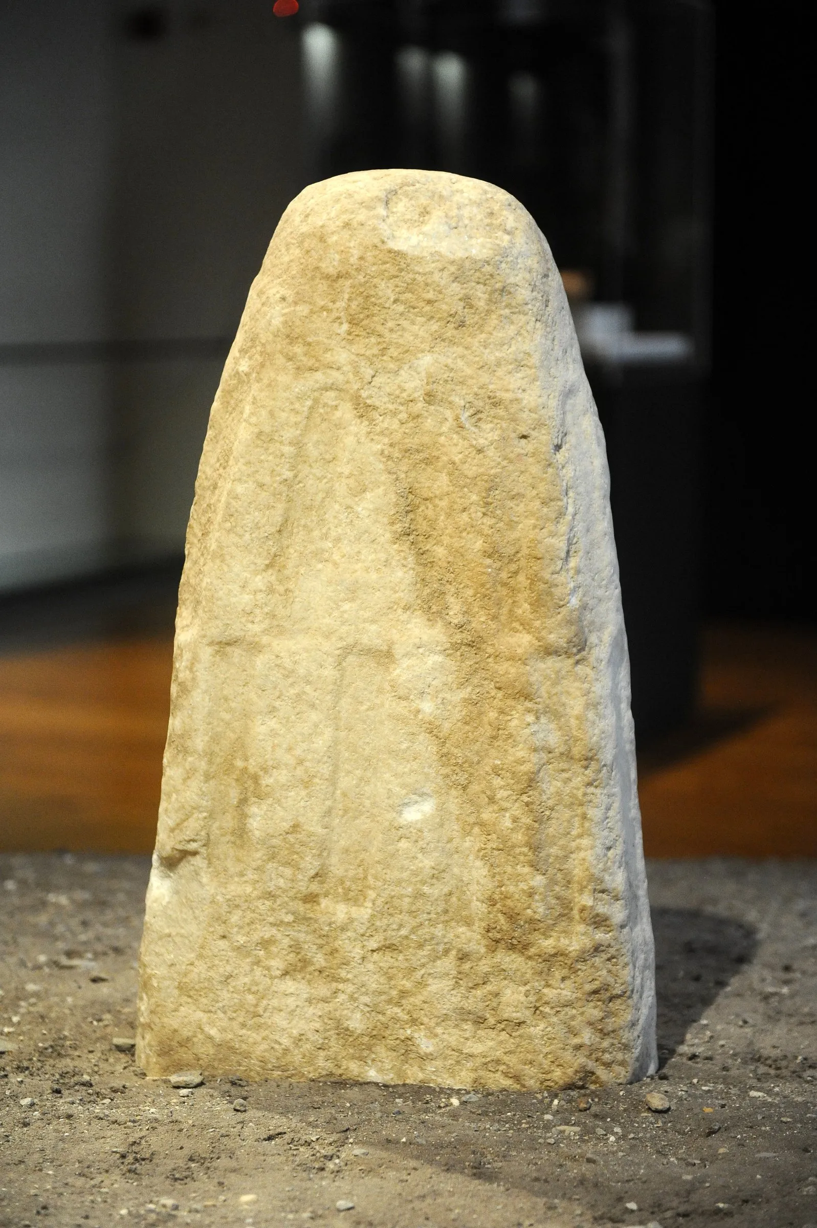 Arco III, statua stele femminile in marmo, retro