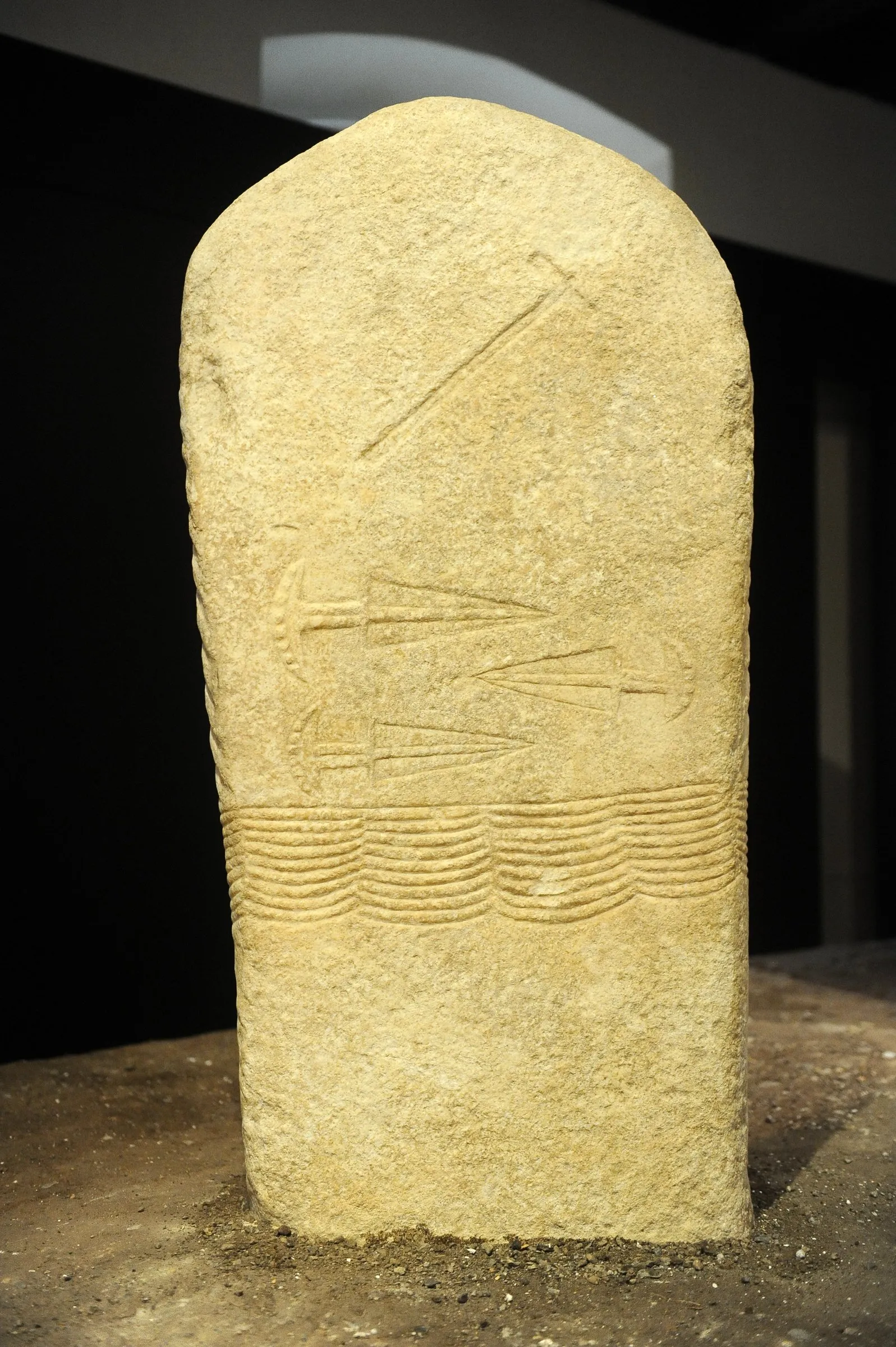 Arco II, statua stele maschile in marmo, fronte