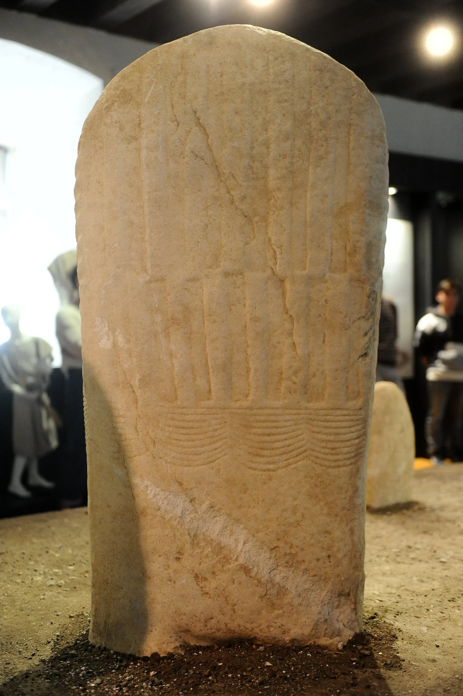 Arco II, statua stele maschile in marmo, retro
