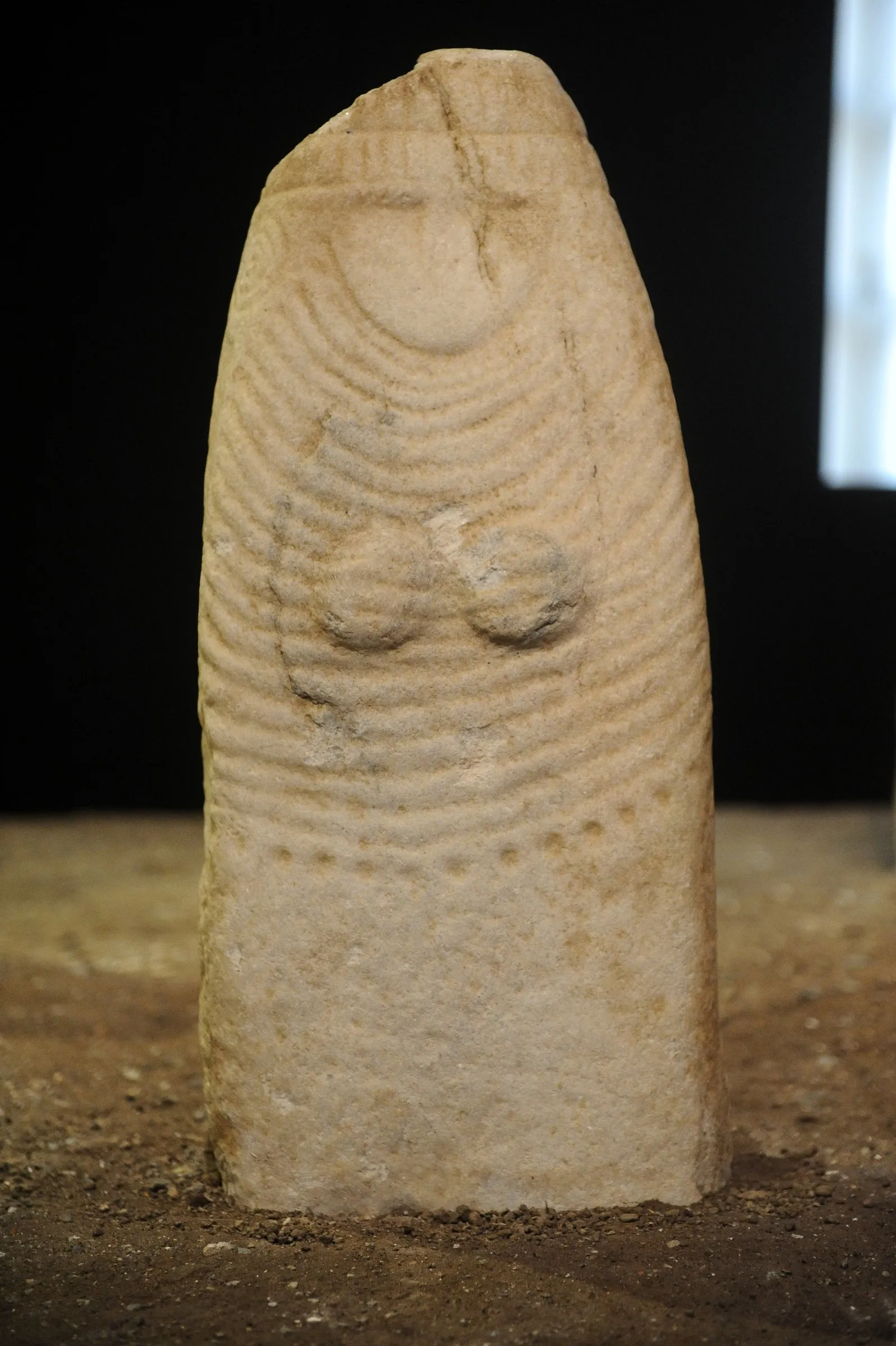 Arco IV, statua stele femminile in marmo, fronte