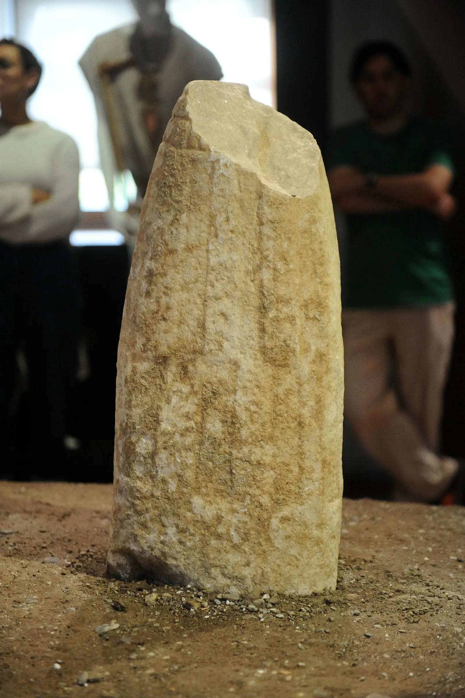 Arco IV, statua stele femminile in marmo, retro