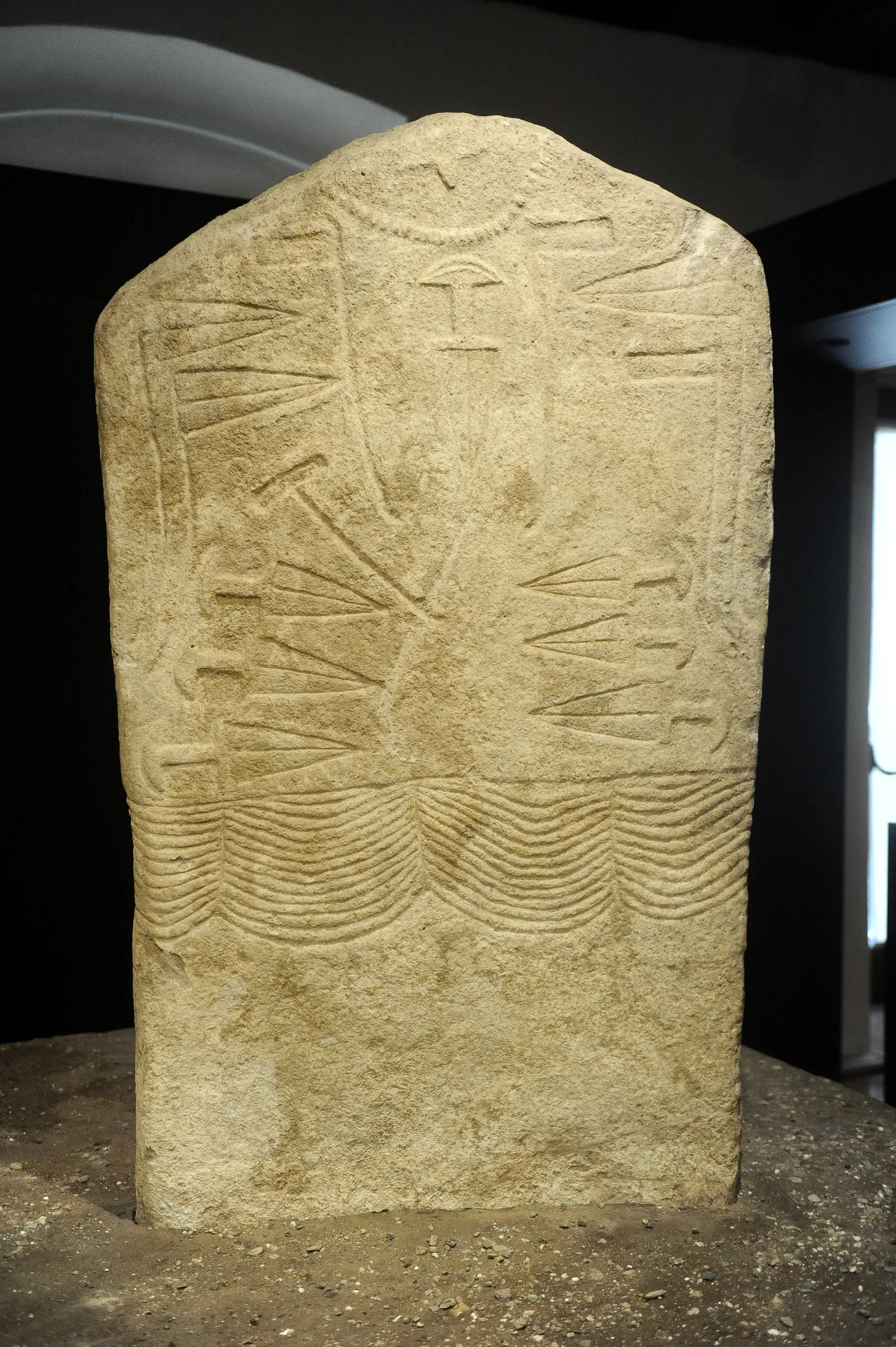 Arco I, statua stele maschile in calcarenite calcirudite, fronte