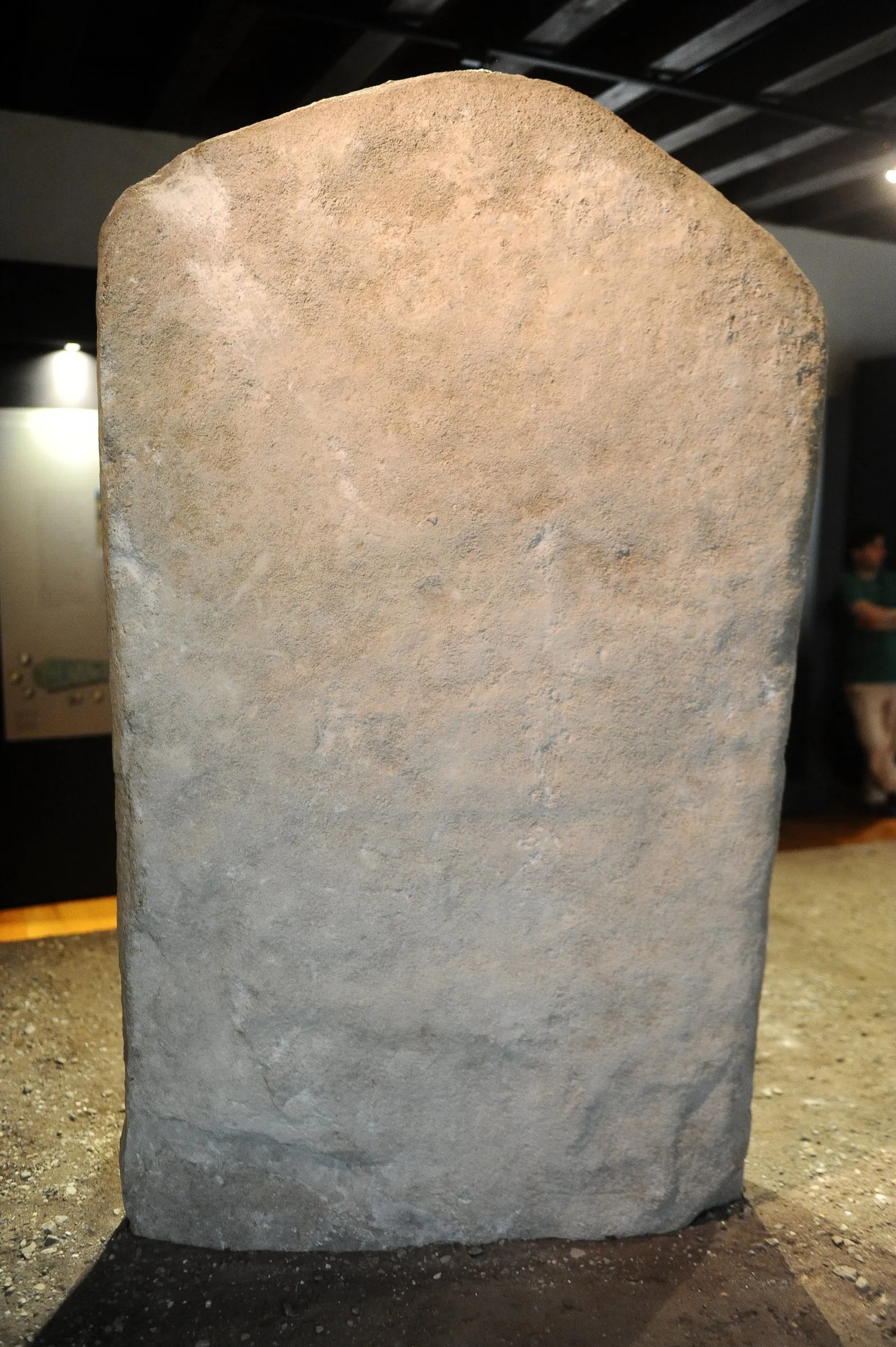 Arco I, statua stele maschile in calcarenite calcirudite, retro