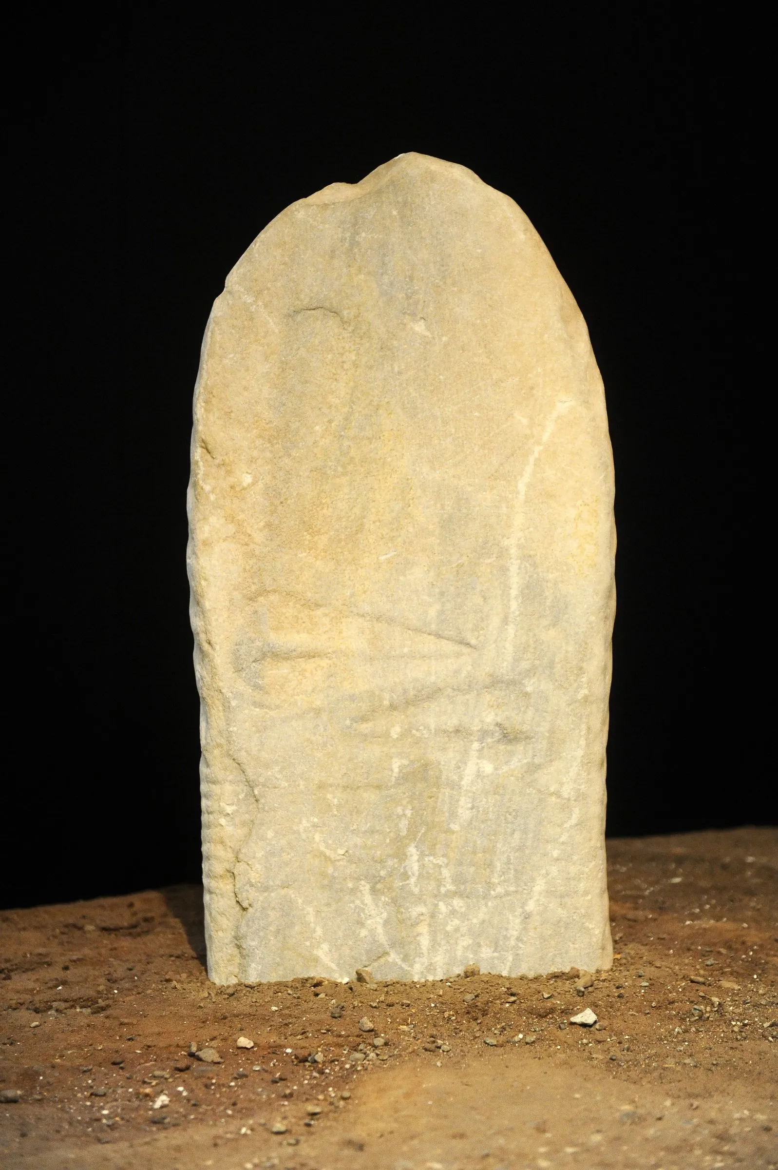 Arco VIII, statua stele maschile in marmo, fronte