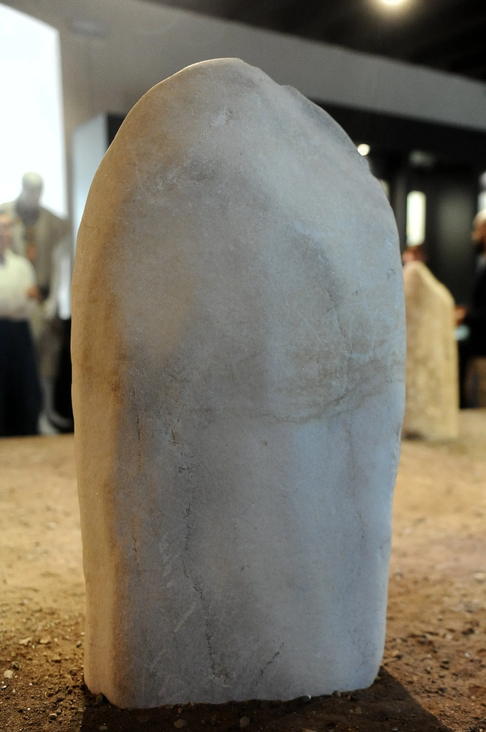 Arco VIII, statua stele maschile in marmo, retro