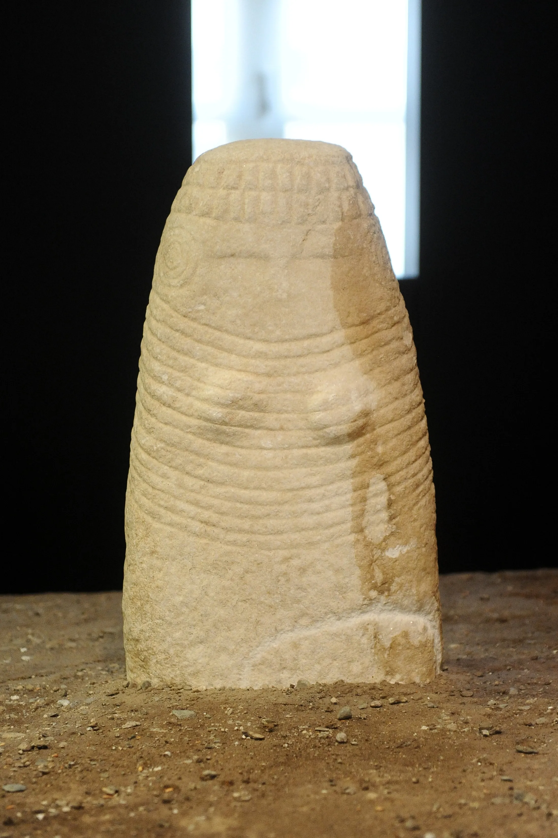 Arco VII, statua stele femminile in marmo, fronte