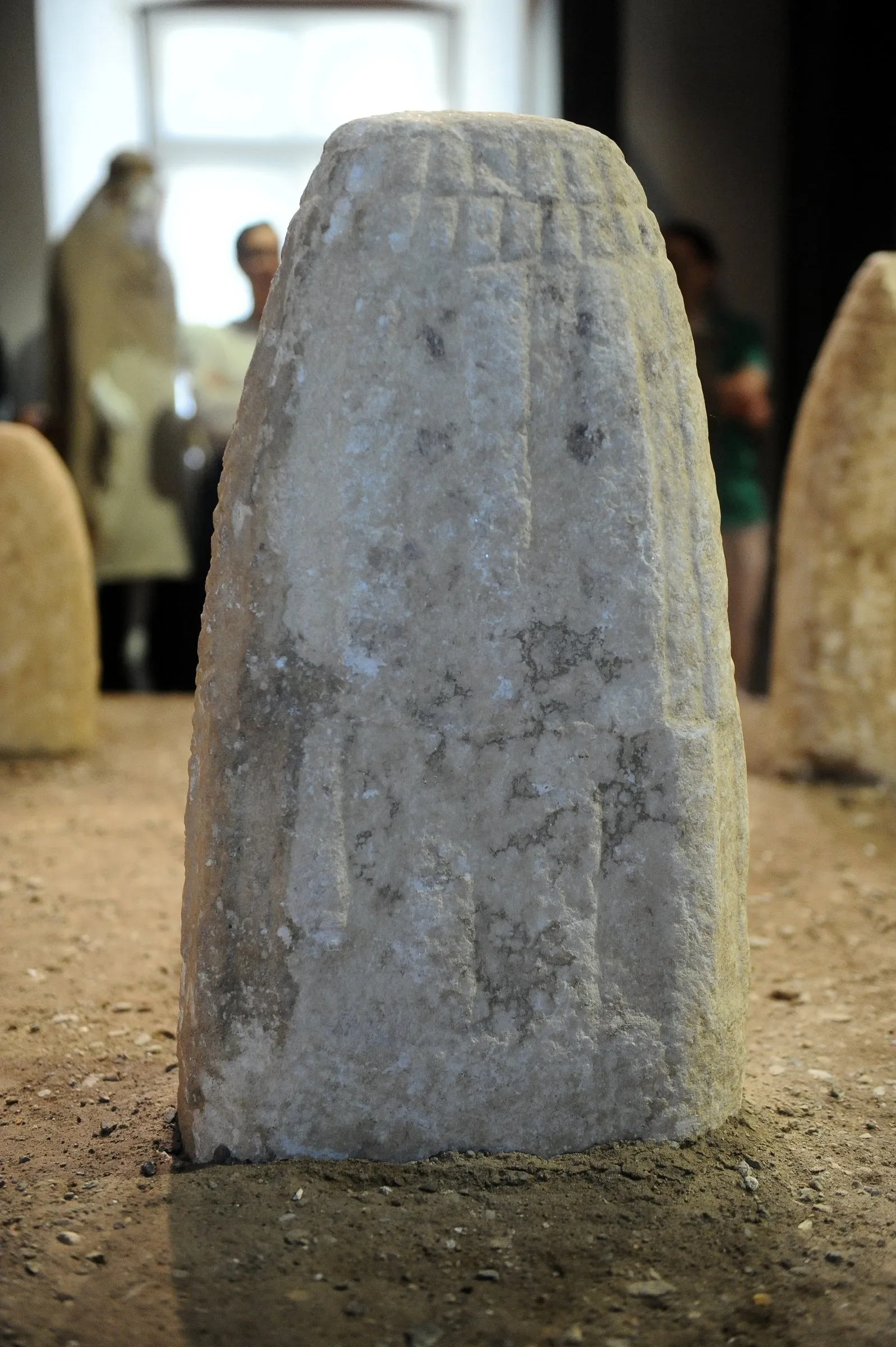 Arco VII, statua stele femminile in marmo, retro