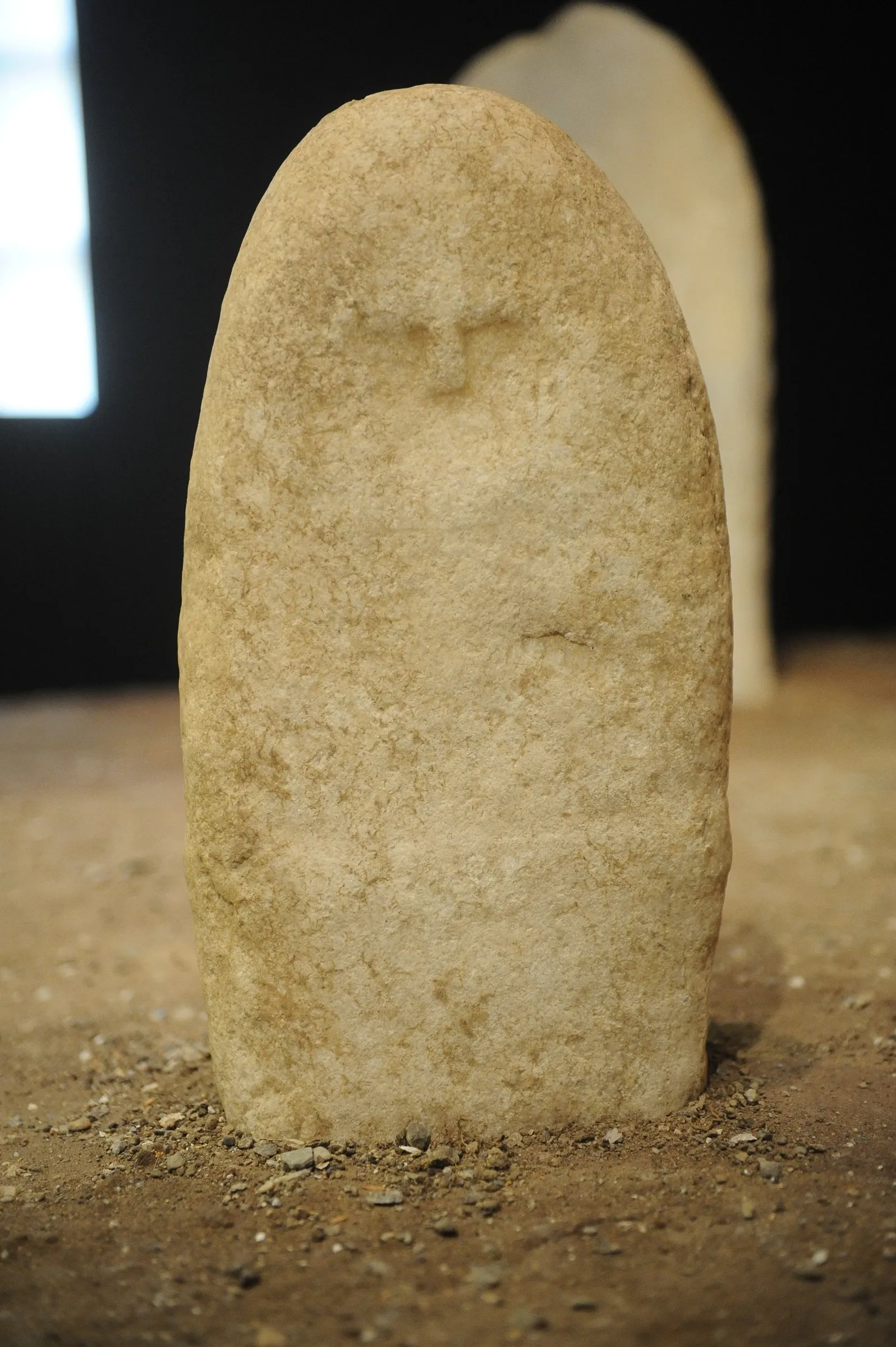 Arco VI, statua stele asessuata in marmo, fronte