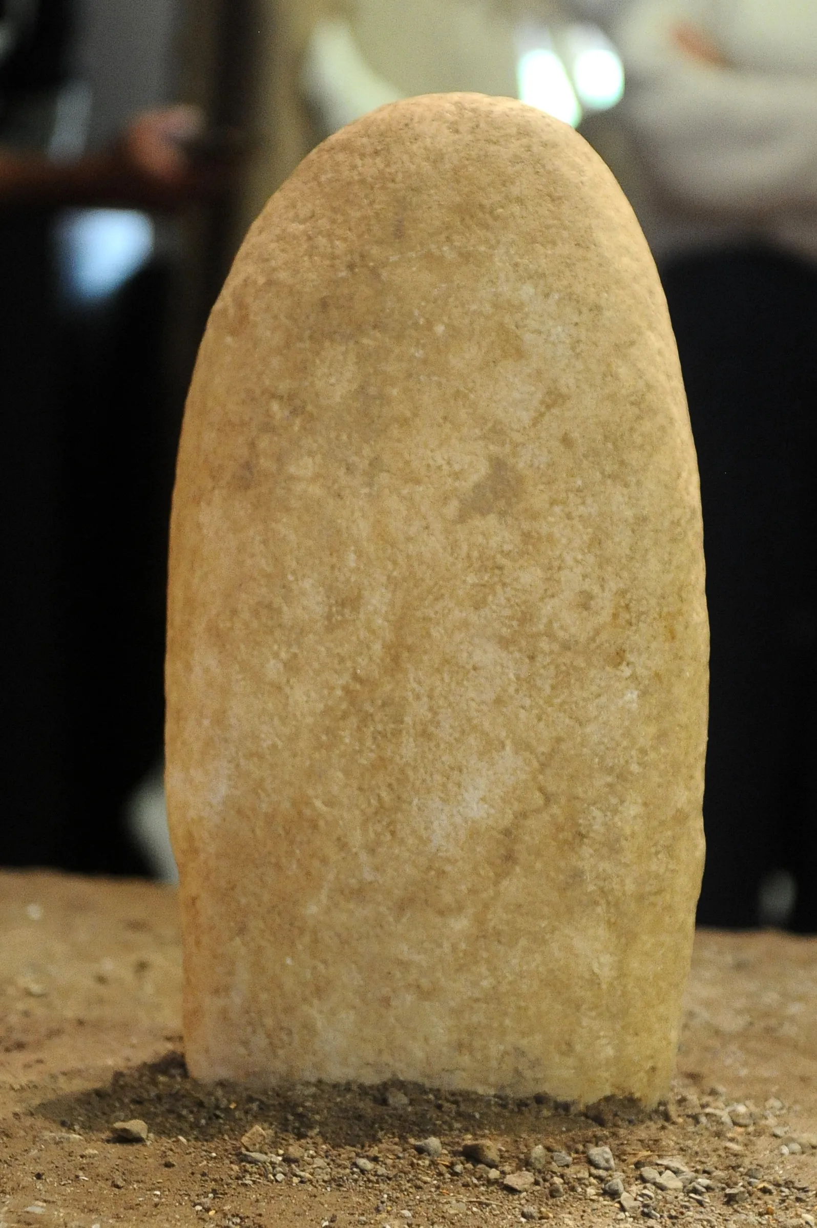 Arco VI, statua stele asessuata in marmo, retro