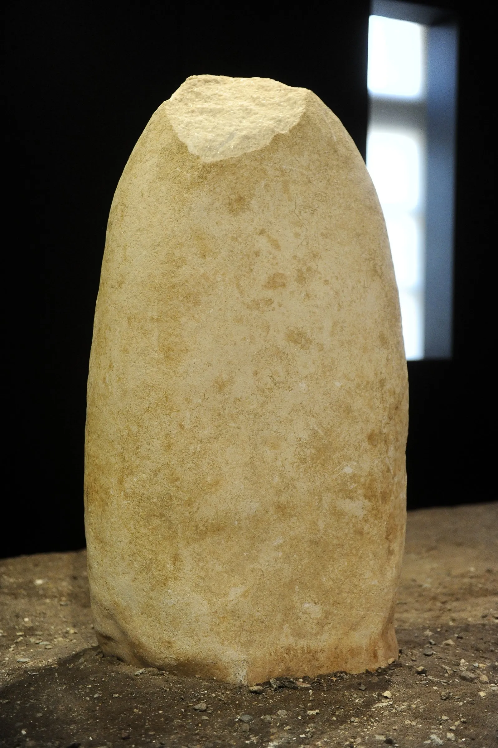 Arco V, statua stele femminile in marmo, fronte