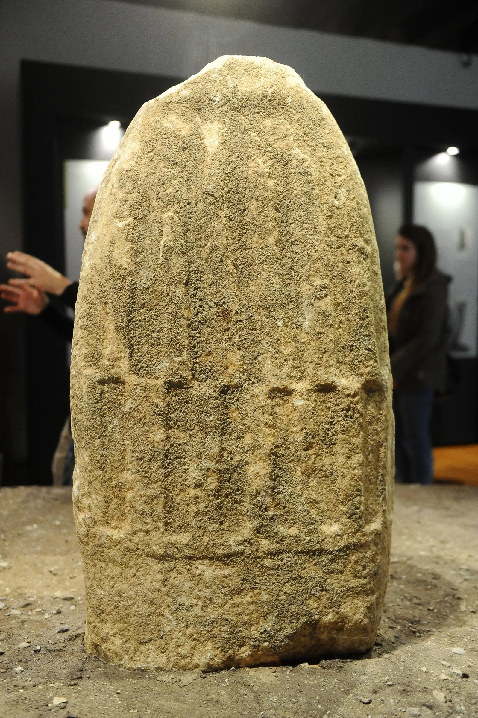 Arco V, statua stele femminile in marmo, retro