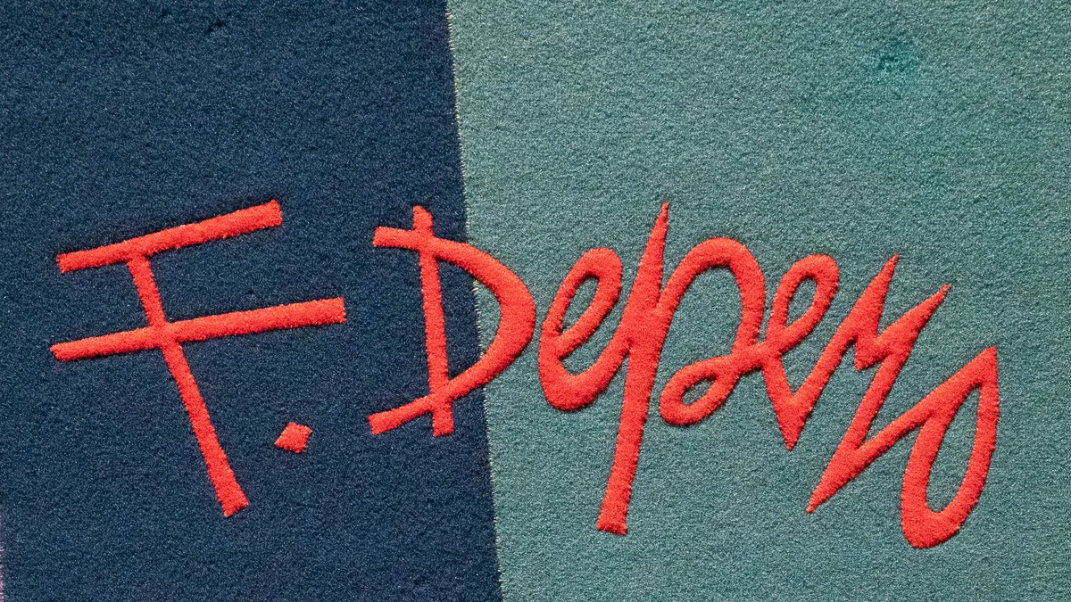 Firma di Fortunato Depero ricamata su una tarsia