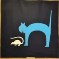 Gatto inarcato e topo