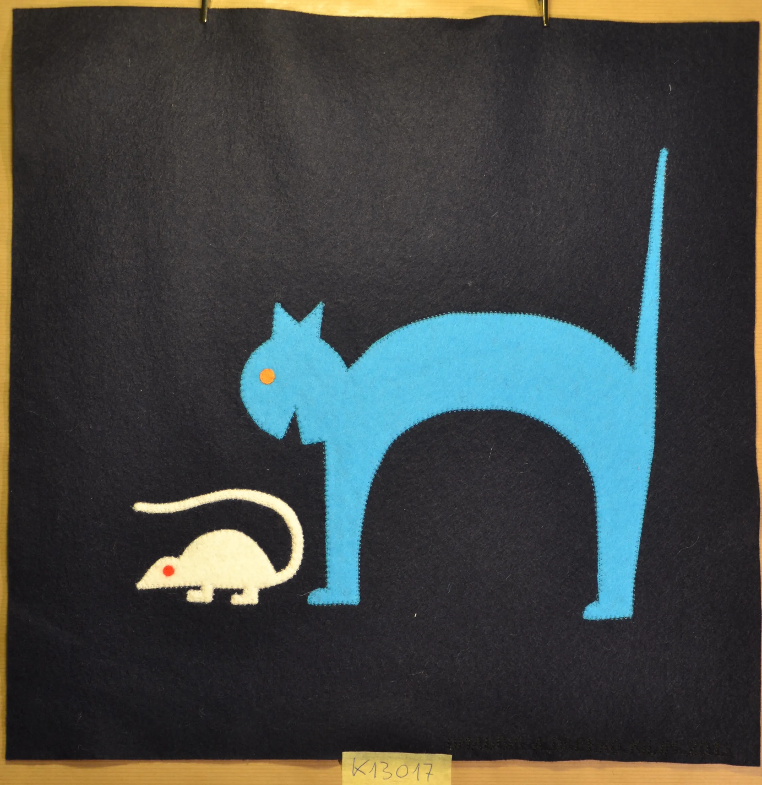 Gatto inarcato e topo