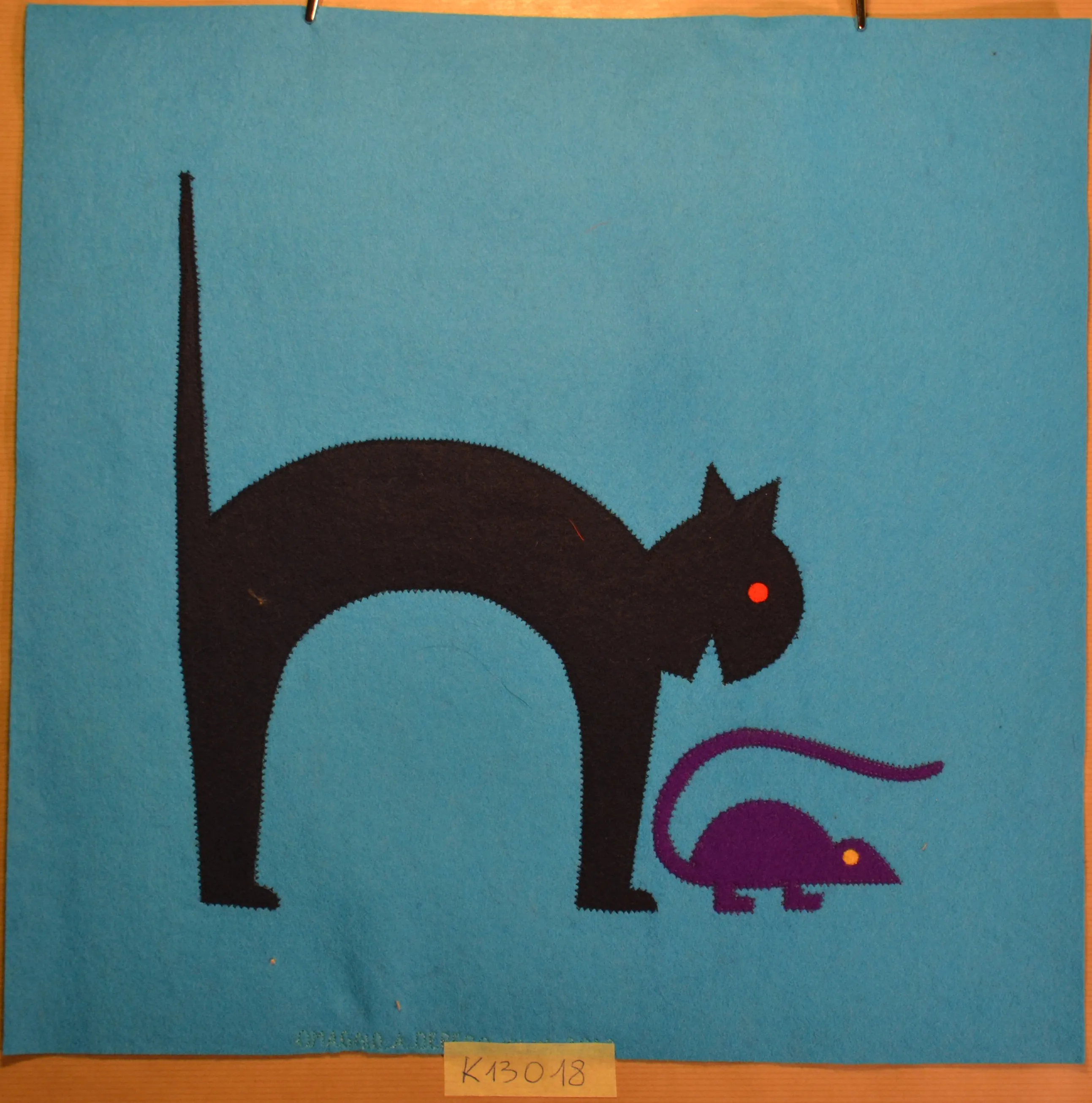 Gatto inarcato e topo