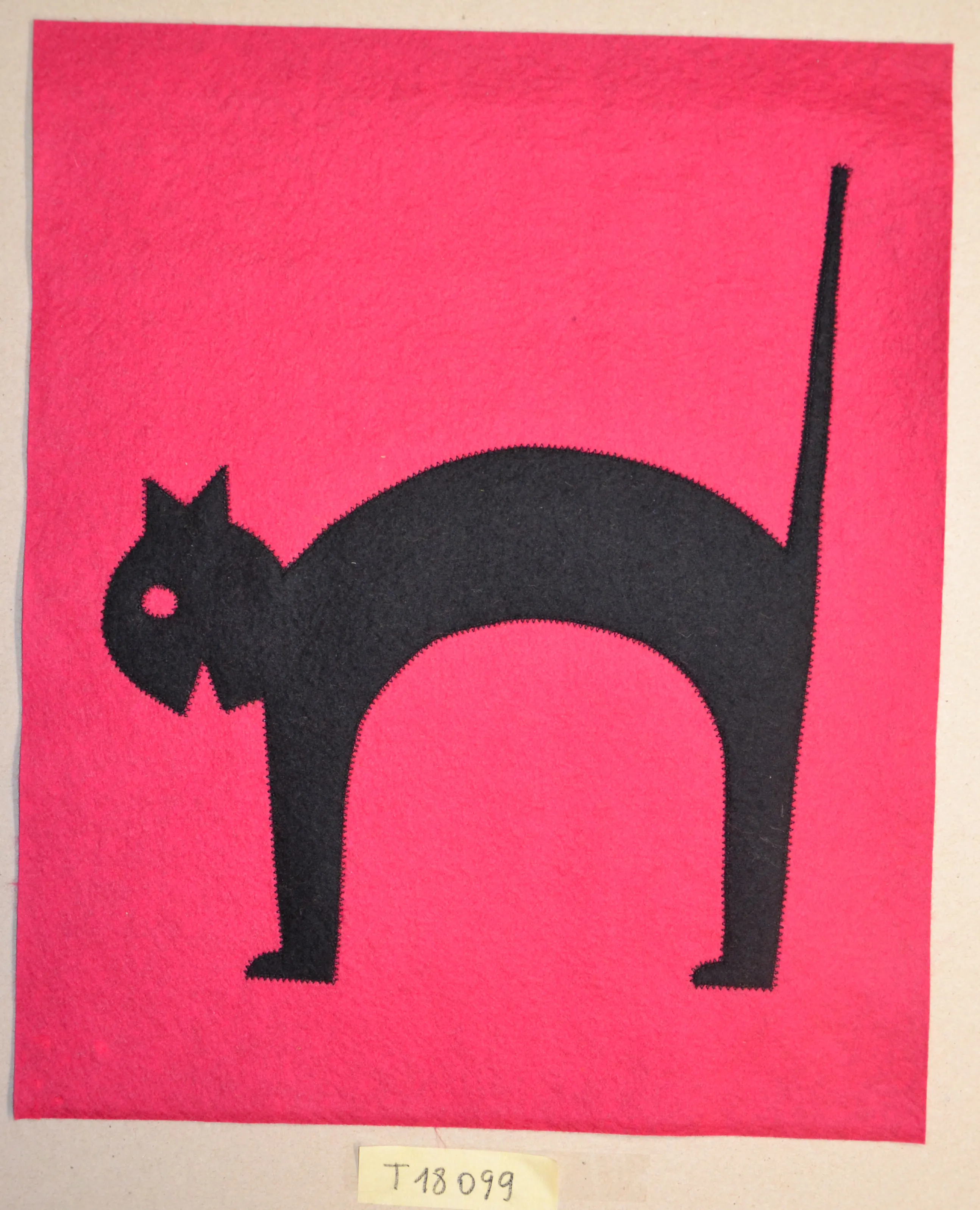 Gatto inarcato