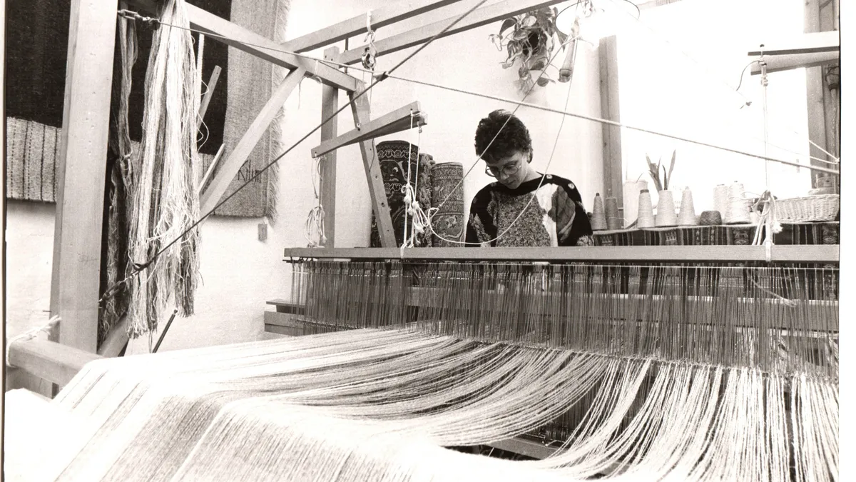 Tiziana Aste al telaio nel laboratorio Kilim