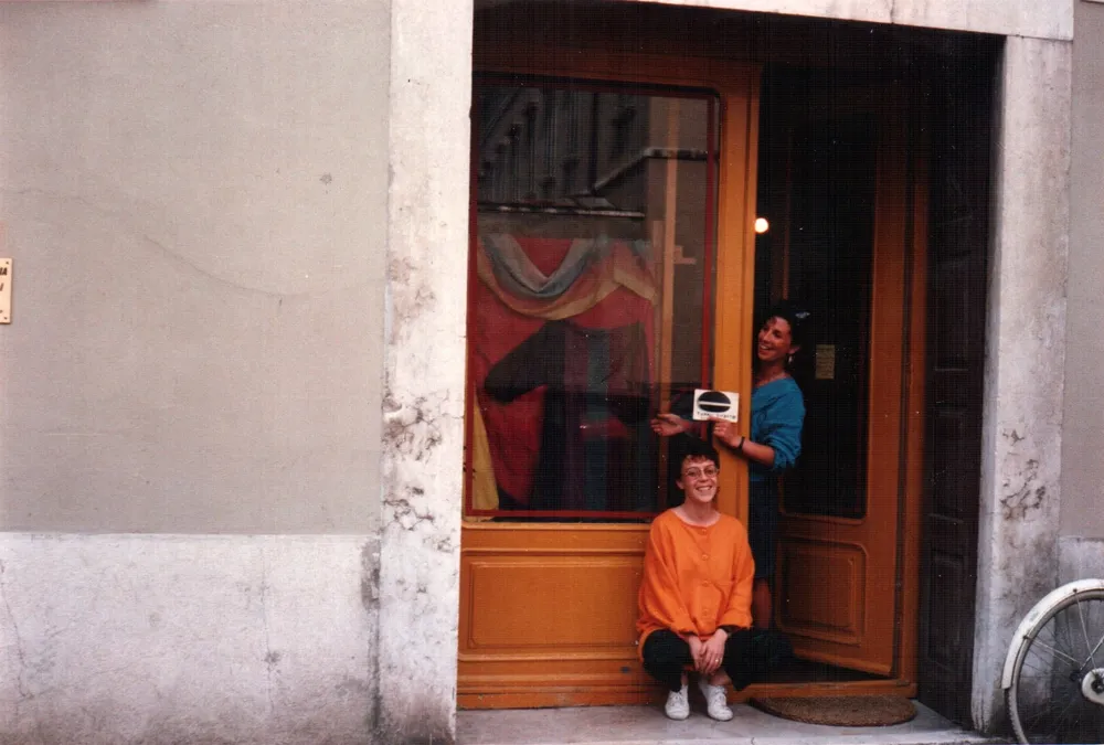 Tiziana Aste e Giovanna Prosser all'ingresso del laboratorio di corso Bettini