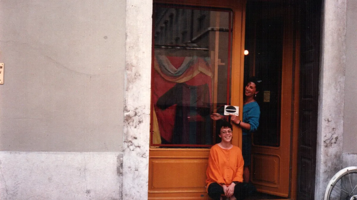 1981 - Tiziana Aste e Giovanna Prosser nel Laboratorio Kilim