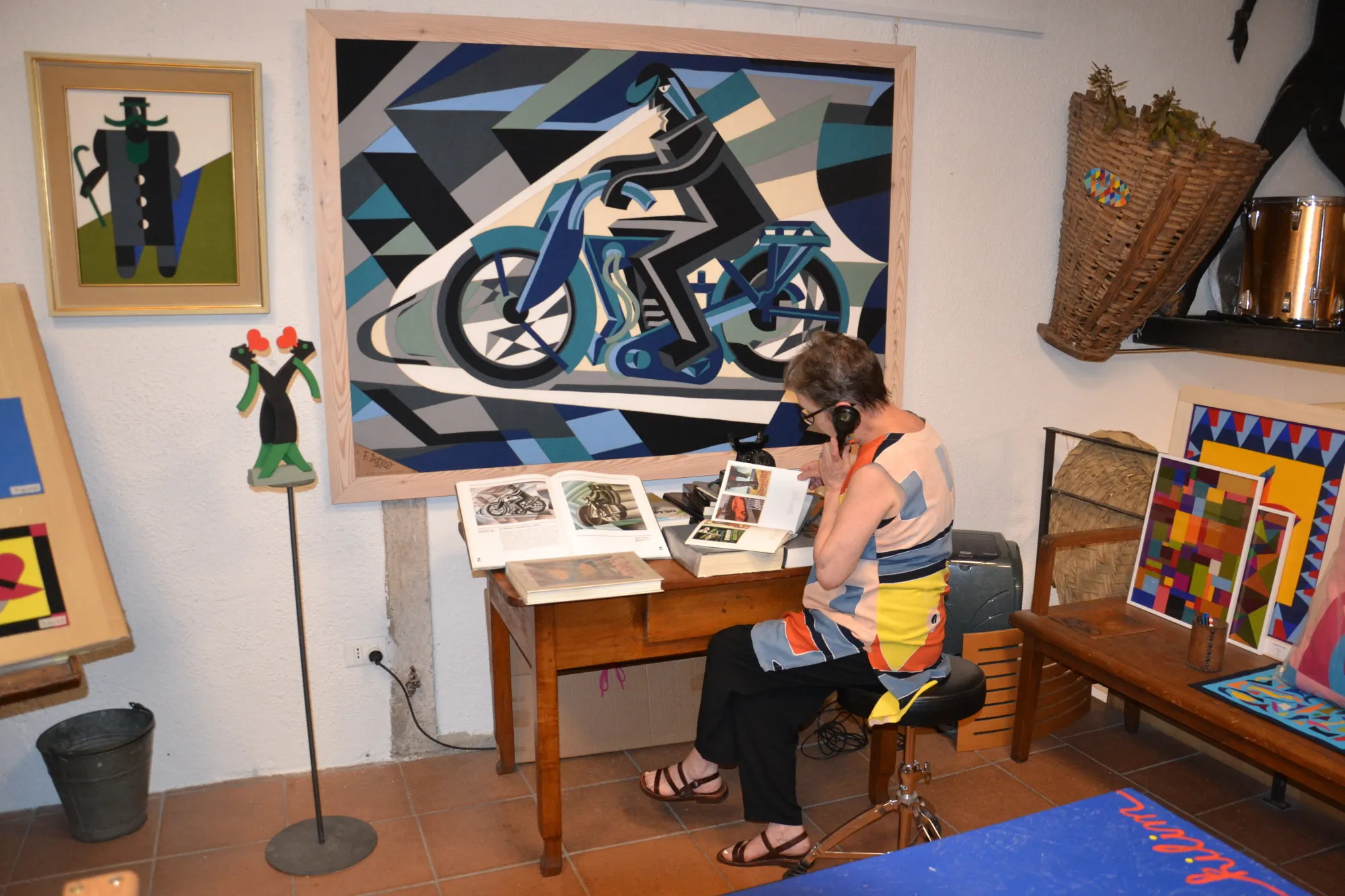 Tiziana Aste nel Laboratorio Kilim durante il lavoro sul Motociclista