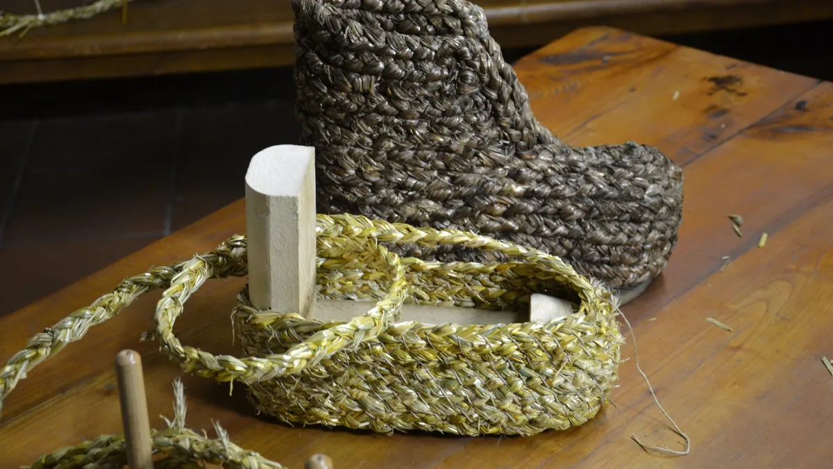 Lavorazione della riproduzione delle sovrascarpe di Punta Linke