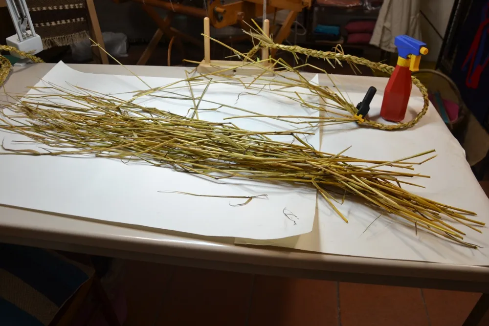 Fase della realizzazione della treccia per la sovrascarpa