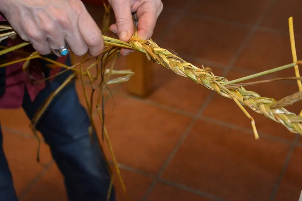 Fase della realizzazione della treccia per la sovrascarpa