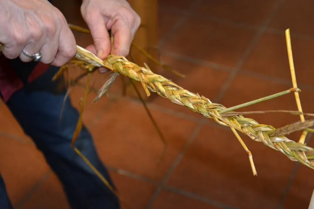 Fase della realizzazione della treccia per la sovrascarpa
