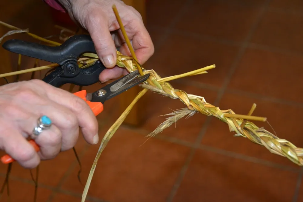 Fase della realizzazione della treccia per la sovrascarpa