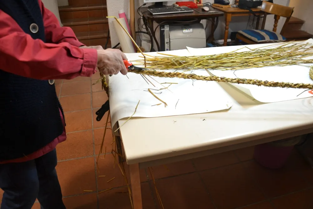 Fase della realizzazione della treccia per la sovrascarpa