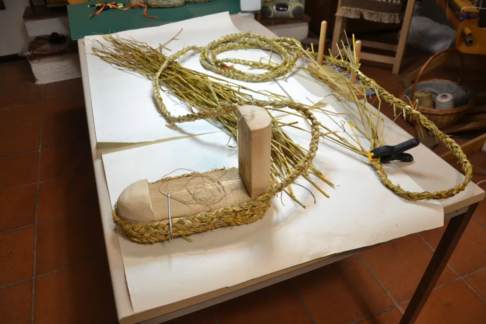Fase della realizzazione della treccia per la sovrascarpa