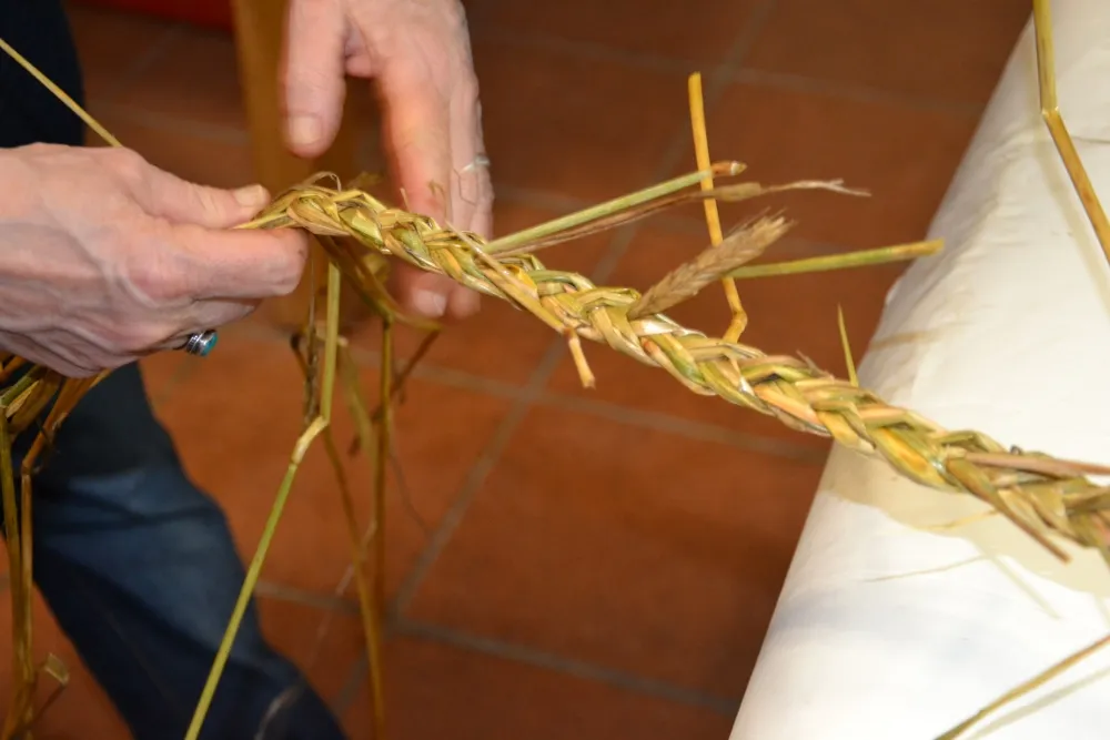 Fase della realizzazione della treccia per la sovrascarpa